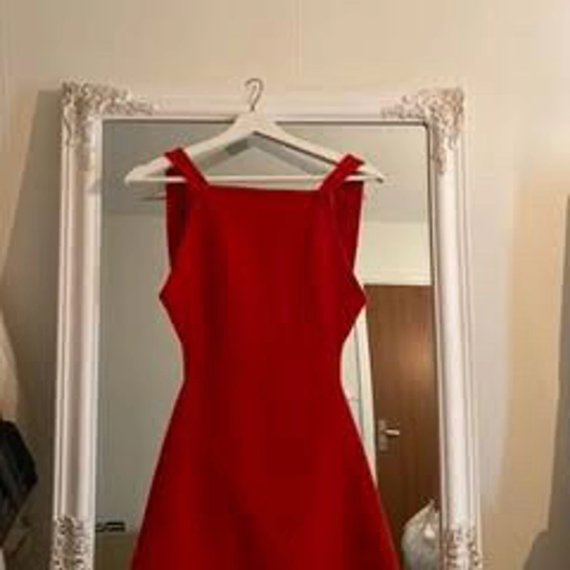 Röd ärmlös klänning med öppen rygg