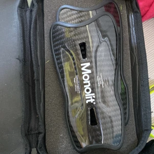 Monolit benskydd mini - Tja säljer dessa monolit benskydd då ja inte kör fotboll längre, använda en säsong ungefär lite mindre, inga skador alls är i ny skick, box och allt inkommer med, hör av er vid frågor, nypris 789kr!