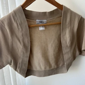 Beige bolerotopp från Topic - Kort beige bolerotopp från Topic! Skriv för fler bilder❣️