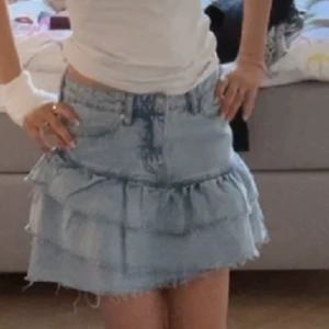 Ljusblå volangkjol i jeans - Säljer min jeanskjol pga att den inte passar längre. Kan skicka flera bilder om de önskas. Den säljs inte längre, pris kan diskuteras🌸❤️‍🔥