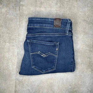 REPLAY JEANS - 1 par par riktigt feta replay jeans | Strl:29/32 Skick: 10/10 Hör av er vid frågor eller funderingar!    