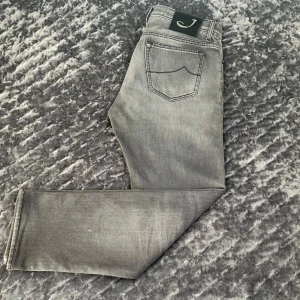 Jacob Cohen jeans - Tja! Säljer nu ett par grå jeans från Jacob Cohën!    Size 35 IT Fits W33/34! Model 688! Topp skick utan några defekter! Hästlappen i nyskick! Snygg grå färg med tvätt! Skriv vid minsta fundering eller fråga!🌟