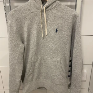 Grå hoodie från Polo Ralph Lauren - Sjukt fet raffe hoodie i riktig bra scik storlek xs men sitter helt okej på mig som vanligt vid har s. Nypris 2200 mitt pris 1499. Tveka inte på att höra av dig om du har några frågor och funderingar 