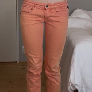 Persikofärgade jeansbyxor från replay - Säljer ett par persikofärgade jeansbyxor från replay. Bootcut/straight och väldigt låga. Jag är 168 men passar längre och kortare personer också. 