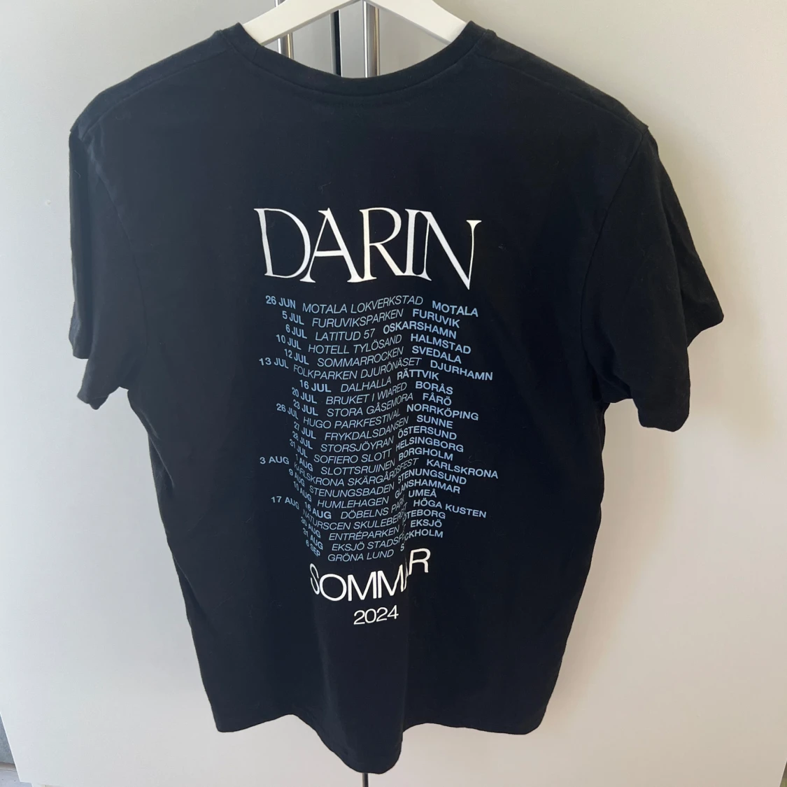 Svart t-shirt med Darin-tryck - 1
