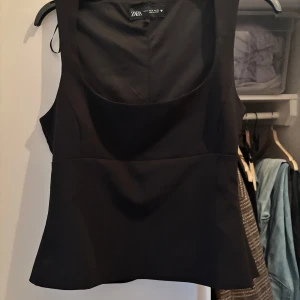 Svart topp från zara - Helt ny! Endast testad, förstor för mig. Storlek M men skulle säga passa S med 