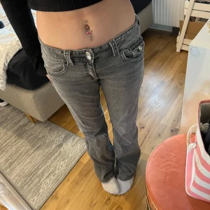 Grå bootcut jeans - Säljer ett par grå bootcut jeans med låg midja. Från Gina i strl 170