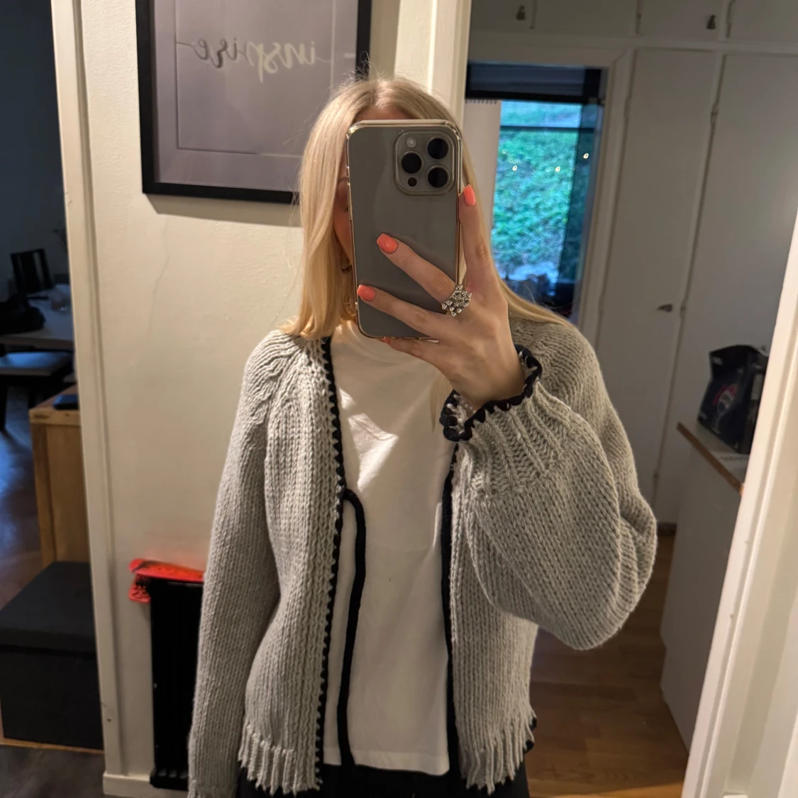 Grå stickad kofta med svarta detaljer - 1