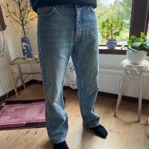 Blå raka jeansbyxor från Just junkies - Klassiska blå jeansbyxor med rak passform och normal midja. Jeansen är ifrån Just junkies och ör storlek M. Modellen är 185 cm☺️🫶🏽 vid intresse hör av er 