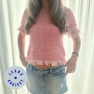 Rosa tweed topp  - Säljer nu den här jätte fina rosa tweed toppen som knappast är använd!🌸Storleken är S/M och modellen på bilden är 175cm!!🙌🏼💛