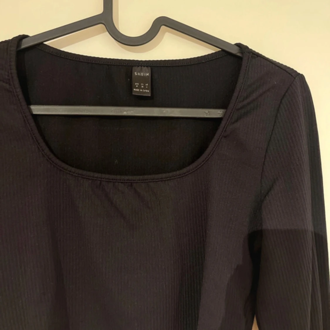 Svart croppad långärmad topp från SHEIN - 1