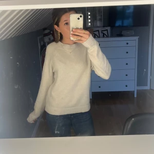 Beige långärmad tröja - Säljer min stickade tröja från Vero Moda. Superfin men kommer inte till användning längre. Väl använd men fortfarande fin!