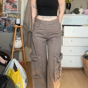 Pull&Bear Cargo Jeans - sparsamt använda, jag är 1,63cm.