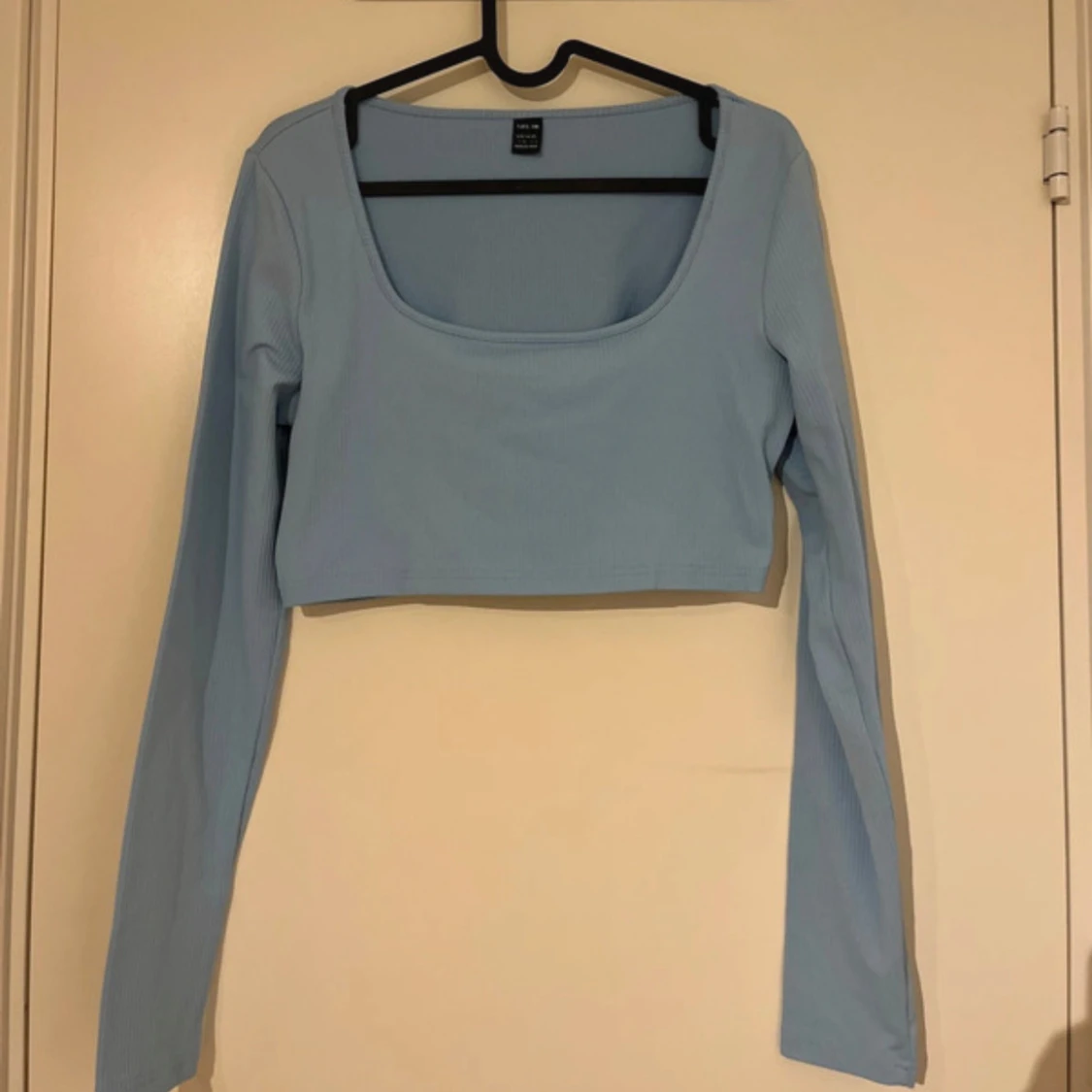 Ljusblå croppad långärmad topp