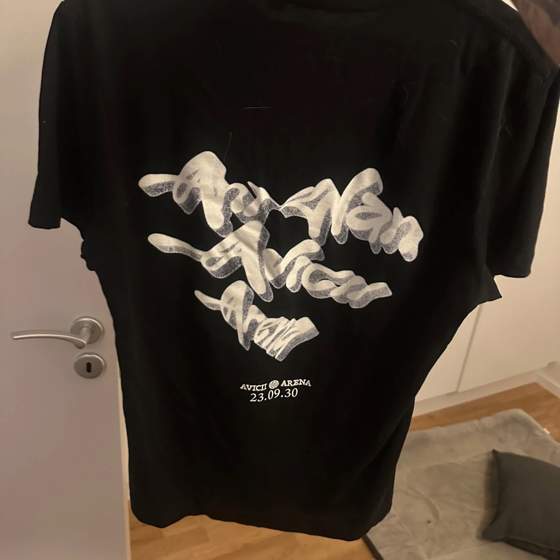 Antwan tshirt merch globen - 1