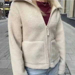 Beige teddyjacka från hm - Jättefin och eftertraktad teddyjacka från hm. Slutsåld på hemsidan. Inga defekter❤️
