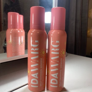 IDA WARG Self-Tanning Mousse - Två flaskor IDA WARG Self-Tanning Mousse i limited edition. Produkten är vegansk och används för att ge huden en solkysst look utan solning. Det är deras sommar edition och luktar jättegott! Den har samma färg som ida wargs vita BUS- flaska. Ena är oöppnad och andra är bara testad, båda för 100 eller 1 för 70kr