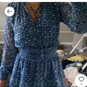 Blå mönstrad klänning från Zara - Fin och blå klänning med mönster från Zara❣️❣️