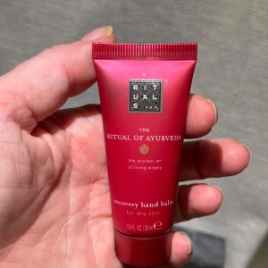 Ny! Rituals Ayurveda Recovery Hand Balm - Ny! En lyxig handbalsam i röd tub från Rituals, The Ritual of Ayurveda-serien. Innehåller indisk ros och sötmandelolja, perfekt för torra händer. Smidig att ta med i väskan, 20 ml. Väldigt dryg, perfekt att ha med sig i handväskan. Säljer en likadan i doften Sakura också 🌸