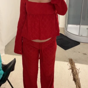 Rött set från Nelly - Säljer detta röda setet från Nelly i storlek XS. Byxorna har spetsdetaljer och knytning i midjan. De är raka i modellen och har en mjuk, luftig känsla. Har endast testats! Pris kan diskuteras!