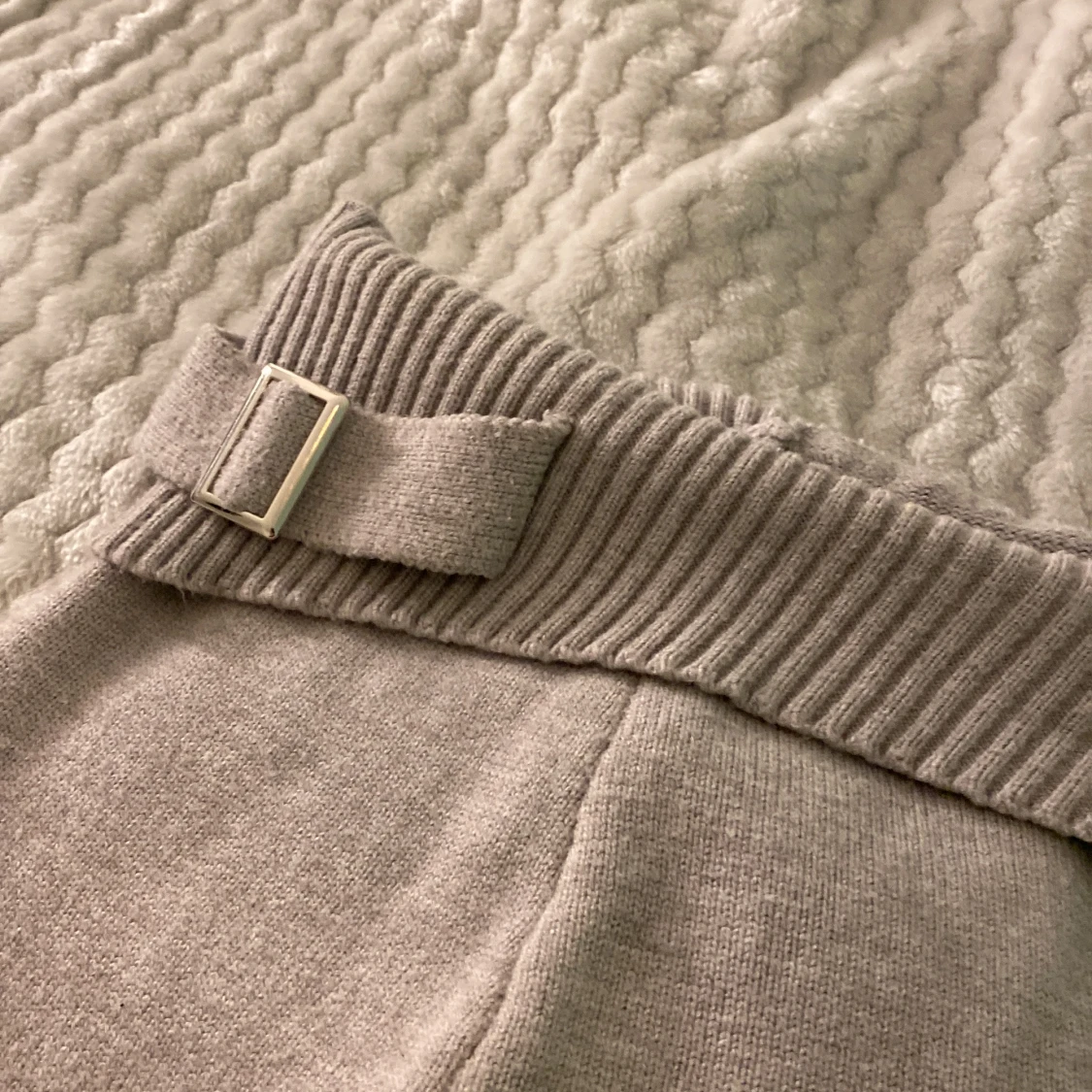 Beige stickade mjukisbyxor med bälte - 1