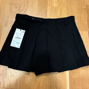 byxkjol zara  - superfin och unik byxkjol från zara! det är shorts när man sätter på sig dem men som man ser på bilderna så är det som lager där fram men där bak är det shorts. helt ny med prislapp! 