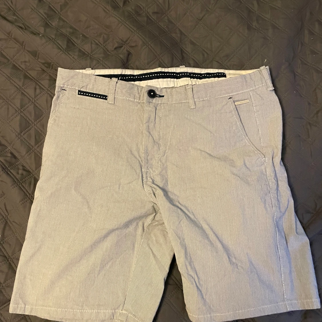 Grå-randiga shorts från Springfield