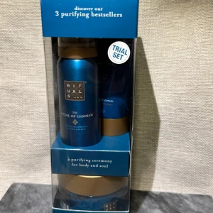 Nytt! Rituals The Ritual of Hammam Purifying Ceremony Set - Ny! Upptäck Rituals The Ritual of Hammam set med tre produkter: en foaming shower gel (50 ml), sea salt hot scrub (125 g) och soul uplifting body cream (70 ml). Allt kommer i en snygg blå och guld förpackning, perfekt för att testa eller ge bort. Finns några märken på boxen, se bilderna. Nypris 249:-