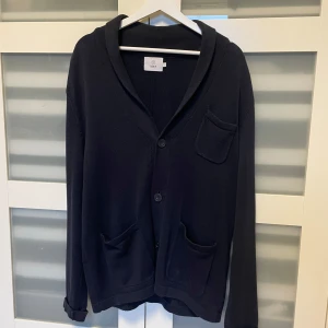 Mörkblå cardigan - Säljer en mörkblå cardigan från märket bläck. Den är i fint skick men passar tyvärr inte längre. Bara att höra av sig vid frågor.