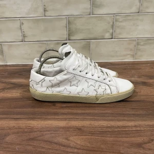 Saint Laurent Skor  - Sant Laurent skor | Skicket är 8/10- Storlek 41(Passar till 42) - Nypris 6900kr- Vårt pris 1500kr,skorna är i väldigt bra skick, endast lite slitningar vid ena skons tå. Endast skor ingår derför billigare pris, såklart äkta. Tveka inte vid att ställa