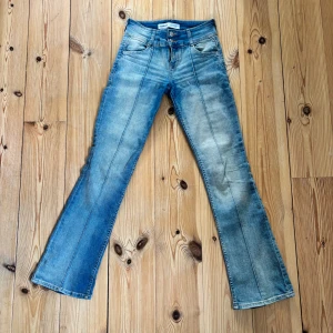 Bootcut jeans  - Säljer dessa bootcut jeansen från Bershka i storlek 34. Som man ser på sista bilden är de släppt ifrån fickan men det är lagat och använda efter det, det håller.