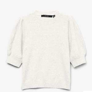 Vit stickad tröja med puffärm från vero moda - Säljer en vit stickad tröja från vero moda med puffärmar och rund hals. Tröjan har en mjuk och lite lös passform med ribbade muddar vid ärmslut och nederkant!