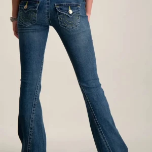 Blå Joey Low Rise Flare jeans - Säljer ett par jätte fina blå true religion jeans i modellen joey. De är väldigt lågmidjade. De är i helt ny skick och aldrig använda. Prislappen sitter också kvar, som man ser på bild 3. Säljer på grund av att de var lite stora. Ny pris är 1 400kr och jag säljer för 1000.  Det är bara att kontakta mig om ni har några frågor eller vill ha mer bilder. 💕💕