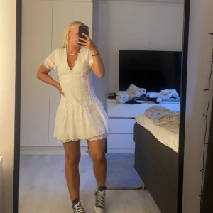 Vit kortklänning med spetsdetaljer - Säljer min studentklänning ❤️ från Zara, det är en spetsremsa fastsydd på undertyget för att göra den lite längre. Jag är ca 162 cm.