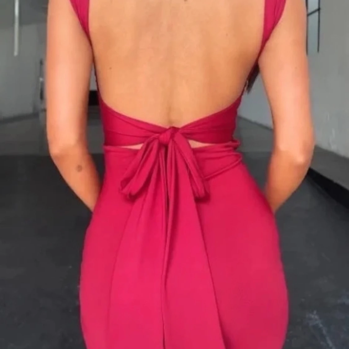 Röd tight miniklänning med öppen rygg och knyt - 1