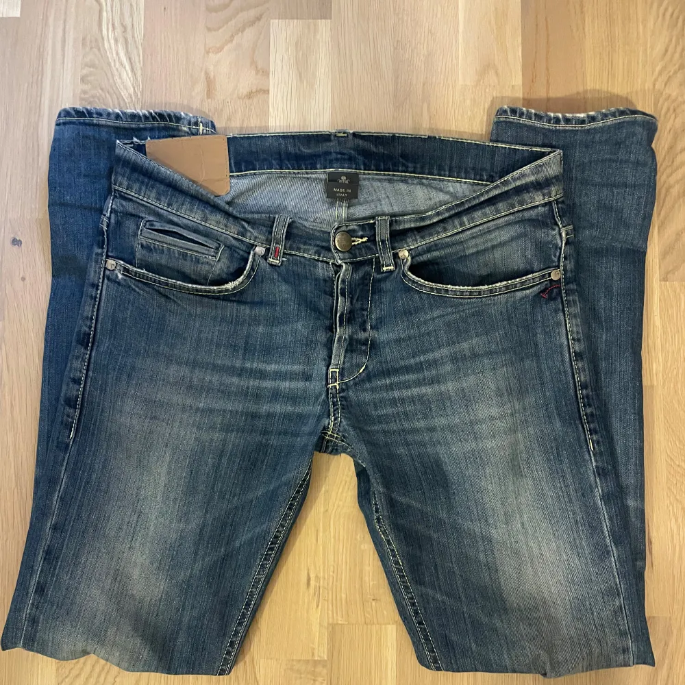 Säljer dessa sjukt feta dondup George jeans i storlek 32 men passar 30. Skick är 9/10 då det finns en lagning i skrevet som man inte ser vid användning🙌. Farkut & Housut.