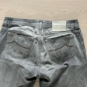Gråa Jacob Cohën Jeans - Säljer ett par gråa Jacob Cohën jeans. Storlek w34 men sitter som w32. Fråga om det är något ni funderar över!