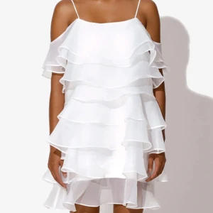 By malina klänning vit - Superfin vit klänning med volanger och smala axelband.  Perfekt till studenten, superskön och luftig. Endast använd en gång på mitt urspring.