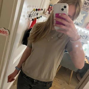 Stickad Tshirt  - En beige kortärmad stickad tröja från Lindex. Fint skick och skönt material 💘.