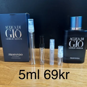 Acqua di Giò Profondo edp 5ml - Säljer en flaska av Acqua di Giò Profondo från Giorgio Armani. Perfekt för den som gillar en fräsch och maskulin doft. Fin sommardoft. Priset står för 5ml. 5ml är ungefär 50st spray. FINNS I 2,3,5,10ML KOLLA PROFILEN FÖR ANDRA STORLEKAR ! 2ml 39kr | 3ml 59kr | 5ml 69kr | 10ml 119kr | 