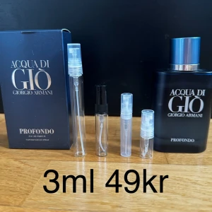 Acqua di Giò Profondo herrparfym 3ml - Säljer en flaska av Acqua di Giò Profondo från Giorgio Armani. Perfekt för den som gillar en fräsch och maskulin doft. Fin sommardoft. Priset står för 3ml, 3ml är ungefär 30st spray. FINNS I 2,3,5,10ML KOLLA PROFILEN FÖR ANDRA STORLEKAR ! 2ml 39kr | 3ml 59kr | 5ml 69kr | 10ml 119kr | 