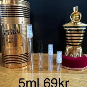 Jean Paul Gaultier le male elixir 5ml  - Säljer Le Male Elixir från Jean Paul Gaultier, en herrparfym med. Doften har noter av vanilj, honung och amber. Perfekt för den som vill ha en söt och kryddig doft till speciellt vintern. Priset står för 5ml, 5ml är ungefär 50st sprays. Nypris ca 1500kr. FINNS ÄVEN I 2,3,5,10ML KOLLA PROFILEN FÖR ANDRA STORLEKAR ! 2ml 39kr | 3ml 49kr | 5ml 69kr | 10ml 129kr |  