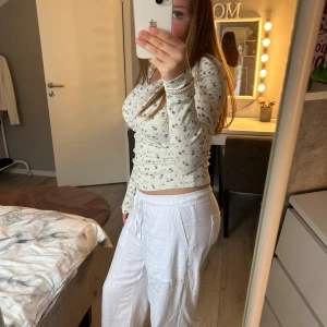 Långärmad blommig tröja - Säljer en söt ribbad topp från KappAhl med blommigt mönster på. Tröjan är långärmad och super stretchig🌸