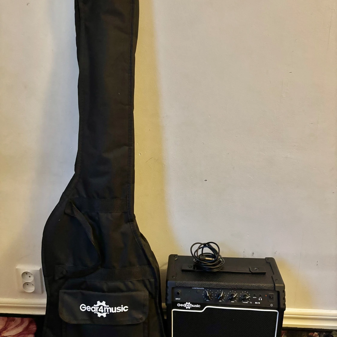 Svart elbas med förstärkare från Gear4music - 4