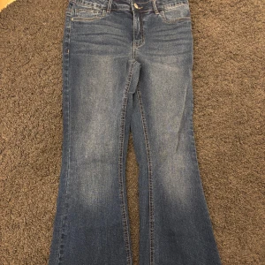 Blå bootcut jeans från LMTD - Säljer ett par klassiska blå bootcut jeans från LMTD i storlek XS/S. Jeansen har fem fickor, knapp och dragkedja framtill samt snygga slitningar för en trendig look. Lowaist!! 💞