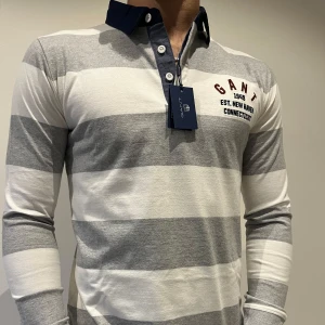 GANT piké  - Tja! Säljer en helt ny långärmad piké från GANT med lappen kvar. Piken har inga defekter eller liknande, storleken är 170cm 15år men skulle även passa XS i normal storlek. Buda gärna om ni tänker er en snabb affär. Vid minsta lilla fundering tveka inte på att höra av er. Nypris 899kr