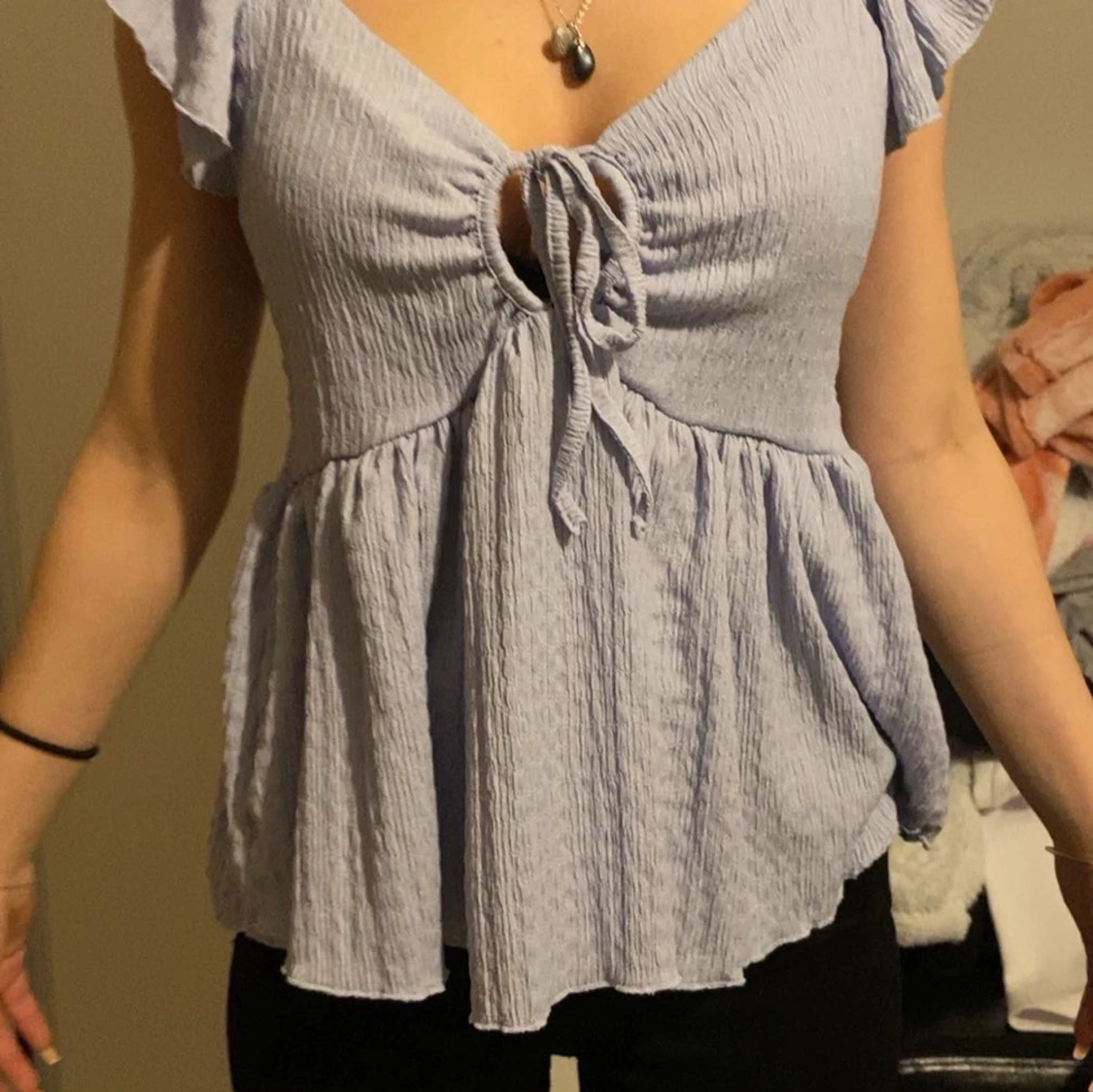 Ljuslila blus med knytning