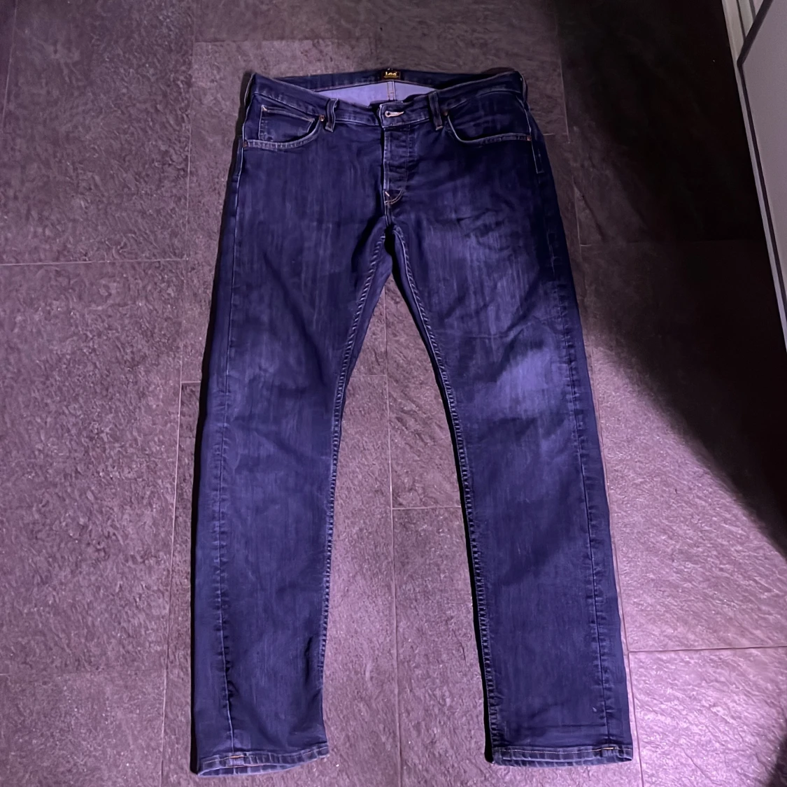 Mörkblå jeansbyxor från Lee