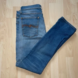 Nudie Jeans - Säljer ett par klassiska blå jeans från Nudie. Storlek 30/32. Fint skick. Pris ej hugget i sten. Skriv vid funderingar 🤩
