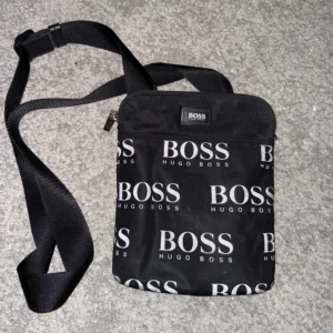 Svart axelväska från Hugo Boss - Limited Hugo Boss Reflex Bag , justerbar storlek inga skador eller fel 